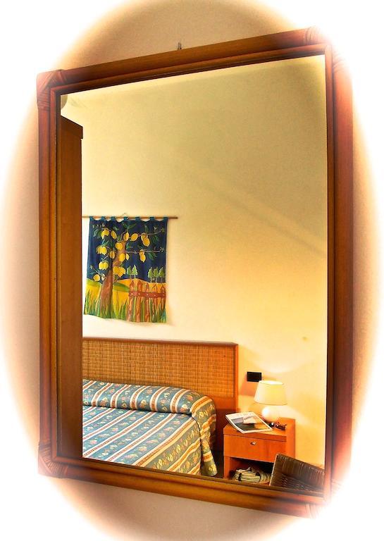 מרינה די מסה Hotel Villa Fiorisella חדר תמונה